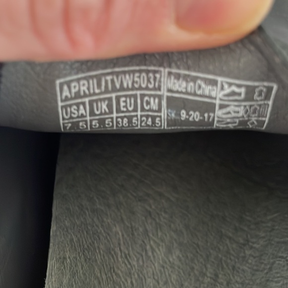 Vionic Black April Slip On Sneakers excellent condition leather arch support 7.5 - Picture 9 of 15